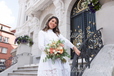 Sortie de la mariée avec son joli bouquet champêtre